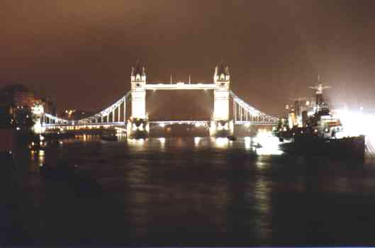 Tower Bridge bei Nacht - England
